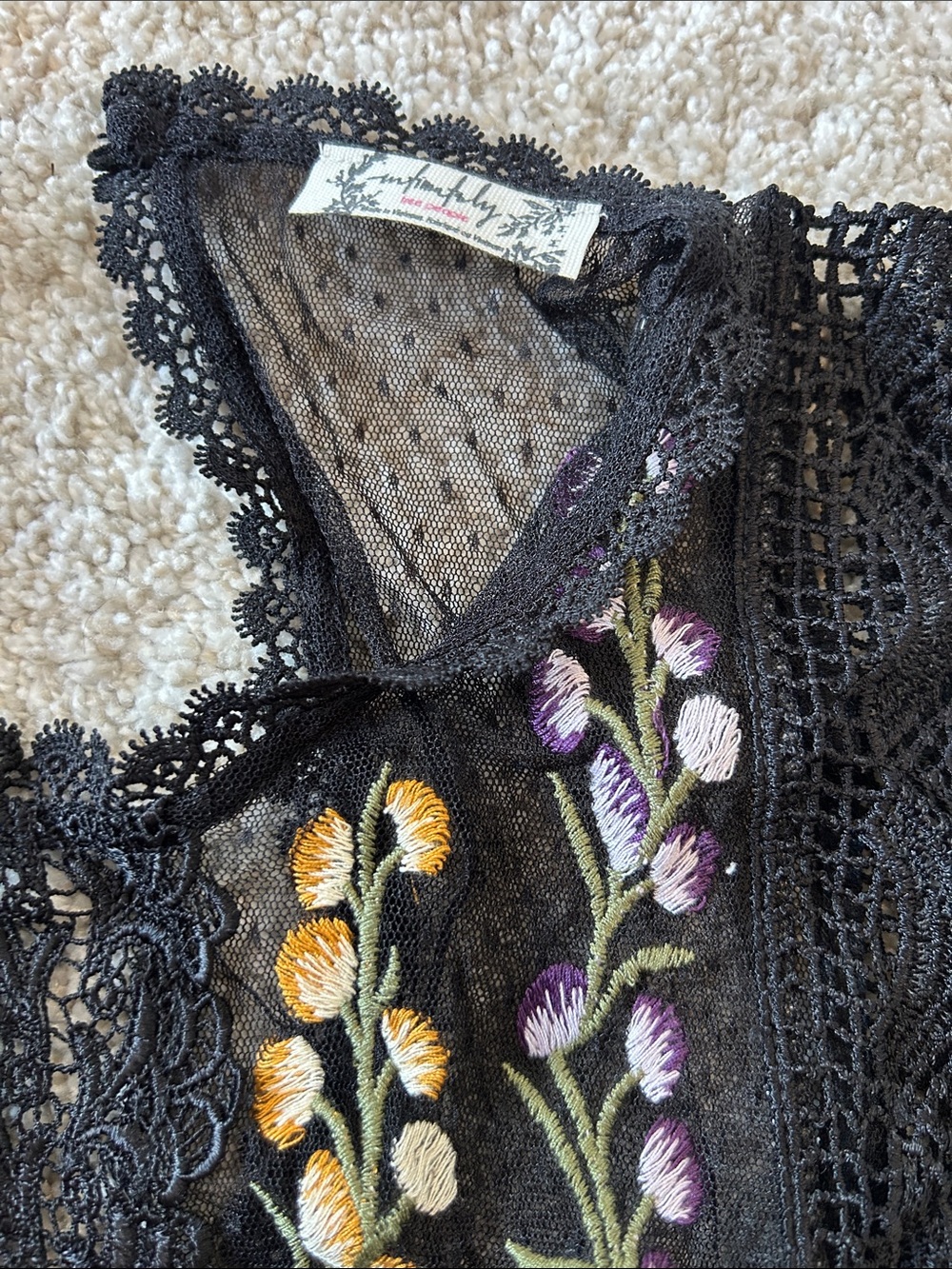 Black Lace Embroidered Sleeveless Top - Picture 3 of 3